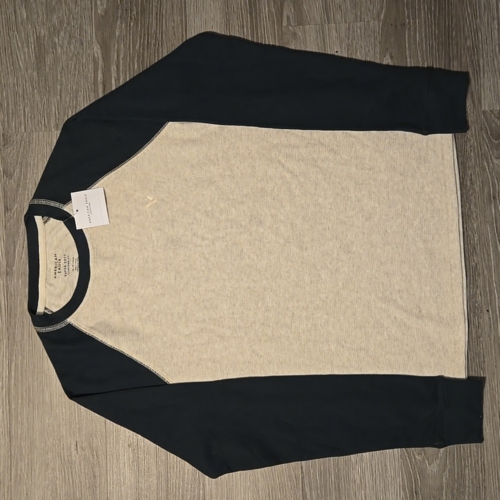American Eagle Outfitters "Super Soft Standard Fit" Long-Sleeve Shirt (XS)